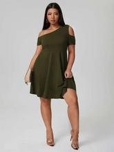 Load image into Gallery viewer, Harriett Plus Solid Cut Out A-line Dress