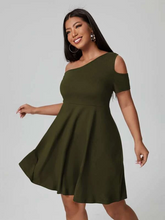 Load image into Gallery viewer, Harriett Plus Solid Cut Out A-line Dress