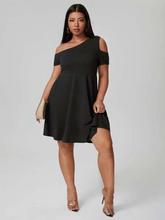 Load image into Gallery viewer, Harriett Plus Solid Cut Out A-line Dress
